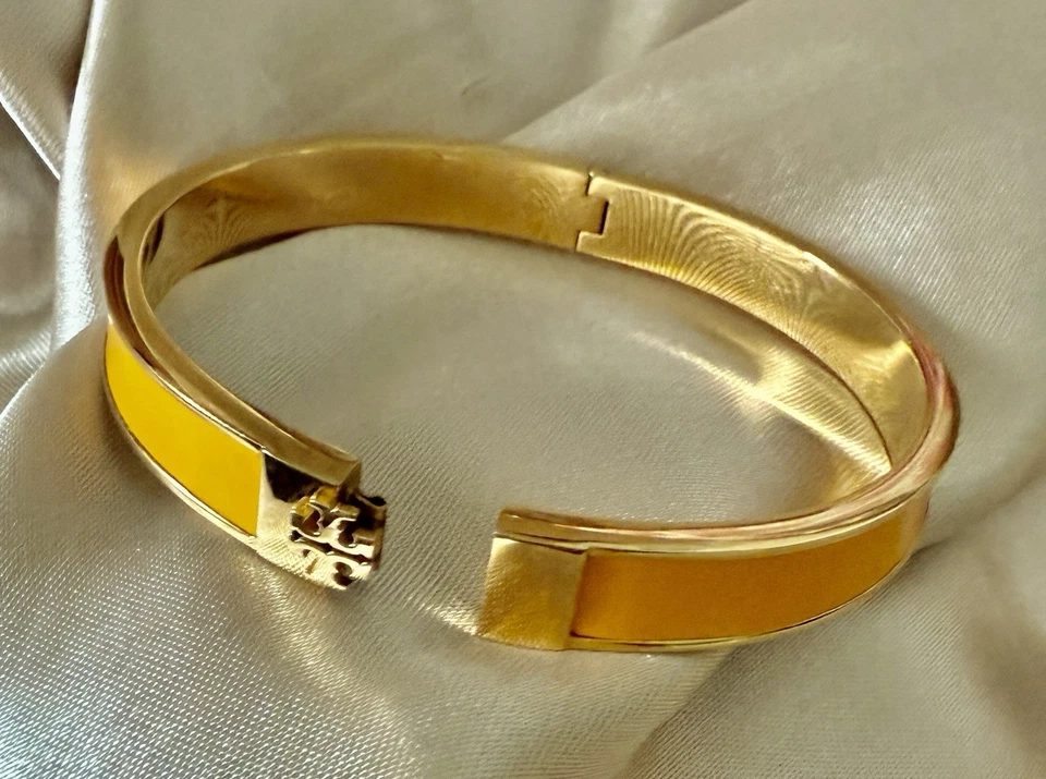 Brazalete mediano con bisagras de oro Tory Burch con incrustación de esmalte amarillo nuevo Foto 2 de 4