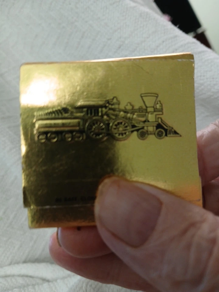 Libro de cerillas de ahorros y préstamos de ferrocarril sin imprimir de colección tren en relieve dorado, más grande Foto 2 de 4