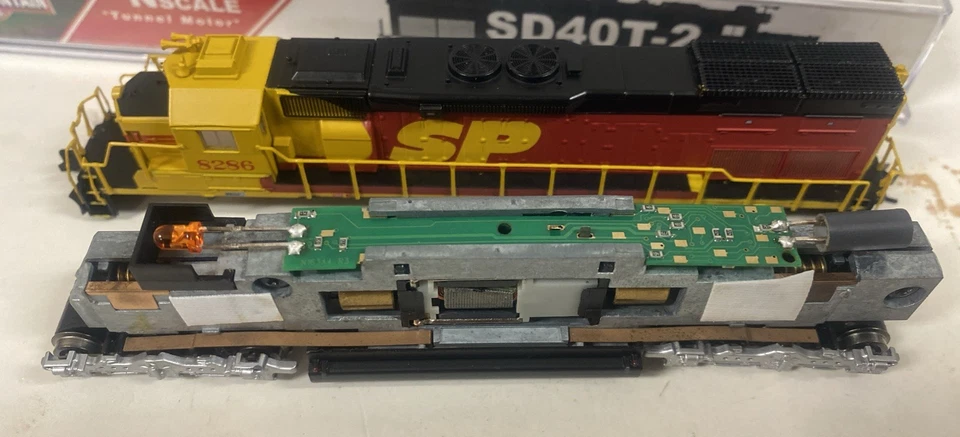 N Scale Intermountain Kodachrome SD40T-2 DCC Equipped SP 8286 Southern Pacific - Image 2 of 4