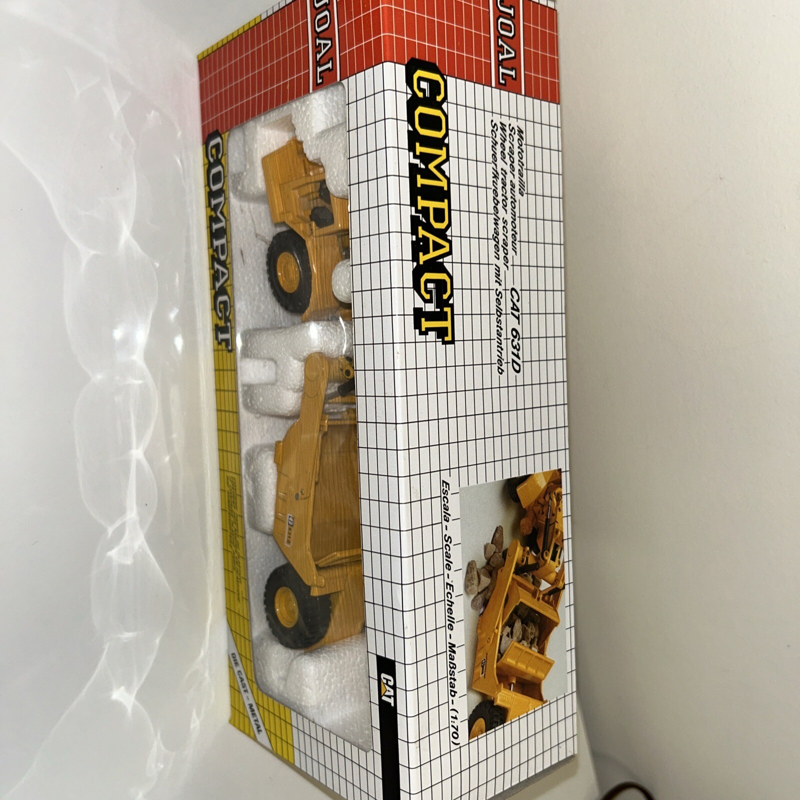 Grattoir Caterpillar 631 D à l'échelle 1/70 sur socle en - Catawiki