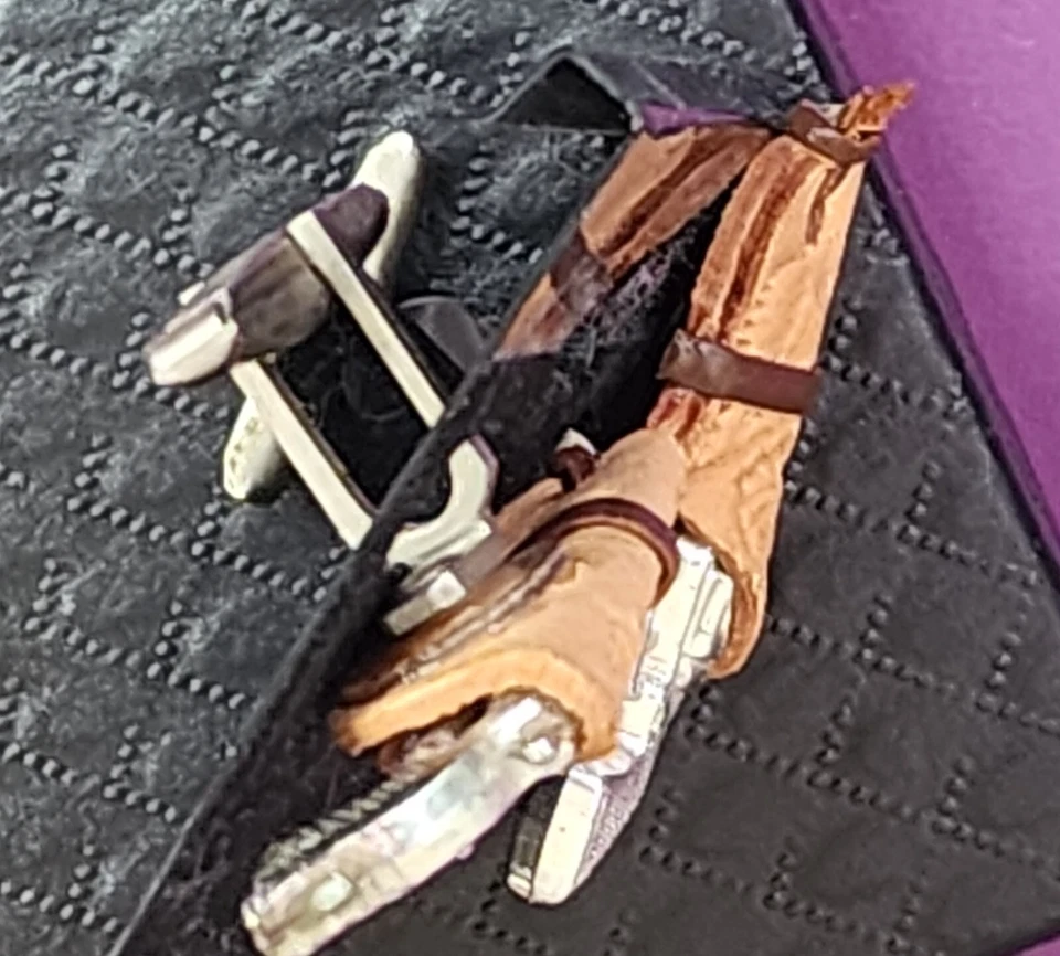 Pistolas de seis tiradores plateadas de colección en fundas gemelos Foto 4 de 4