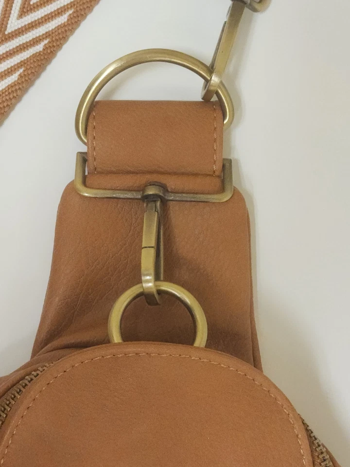 Bolso Bandolera/Eslinga de Cuero Vegano Tostado Urban Originals para Anthropologie... Foto 2 de 4
