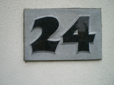 Hausnummer aus Naturstein, Granit, Ziffer erhaben, Handarbeit, Fassade, Klinker