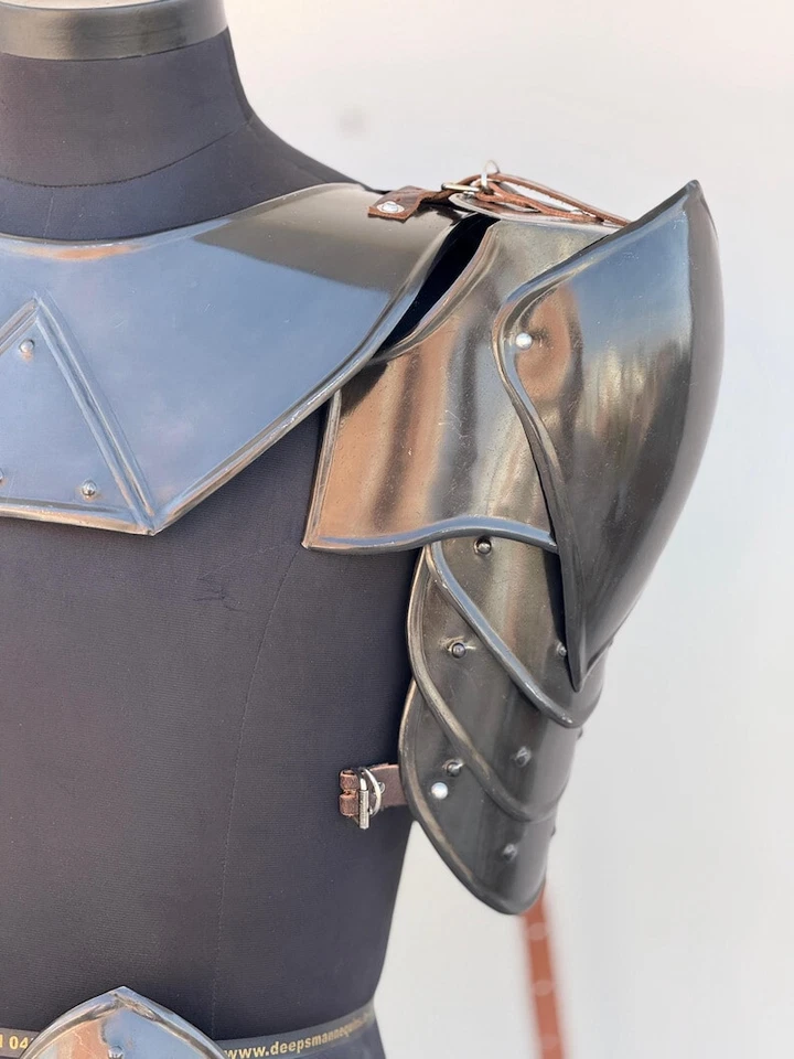 Par de caballeros medievales negros no muertos con armadura de garganta armadura Larp juegos con disfraces y R Foto 4 de 4