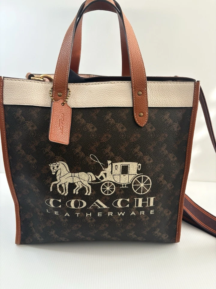 蔻驰 Field 托特包 30 英寸马车印花斜挎包琥珀色/棕色 — 第 3/4 张图片