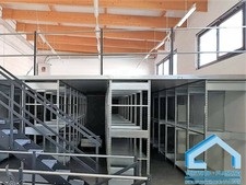 Zweigeschossige Lagerb&uuml;hne 300/500 kg/m&sup2; mit 2 Treppen, Fach- & Kleiderregalen