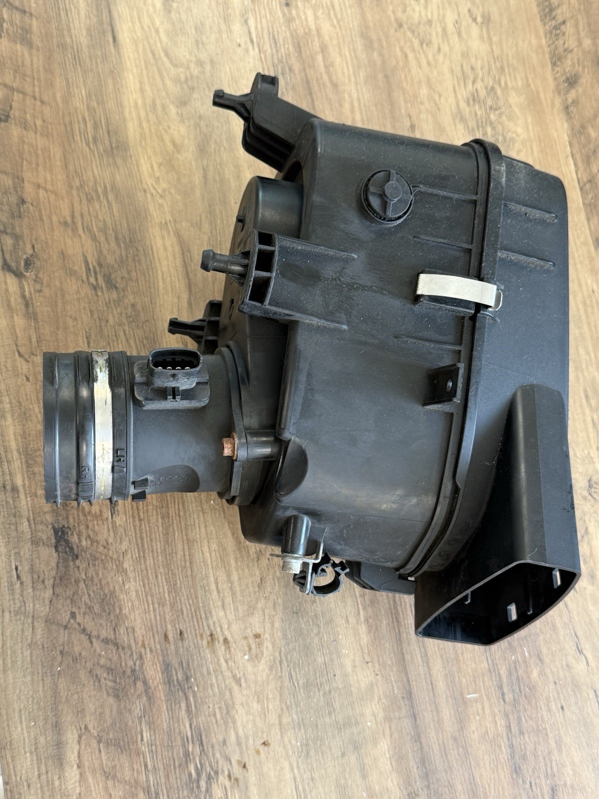 2014-2017 MASERATI GHIBLI Right AIR CLEANER BOX   OEM 670001543