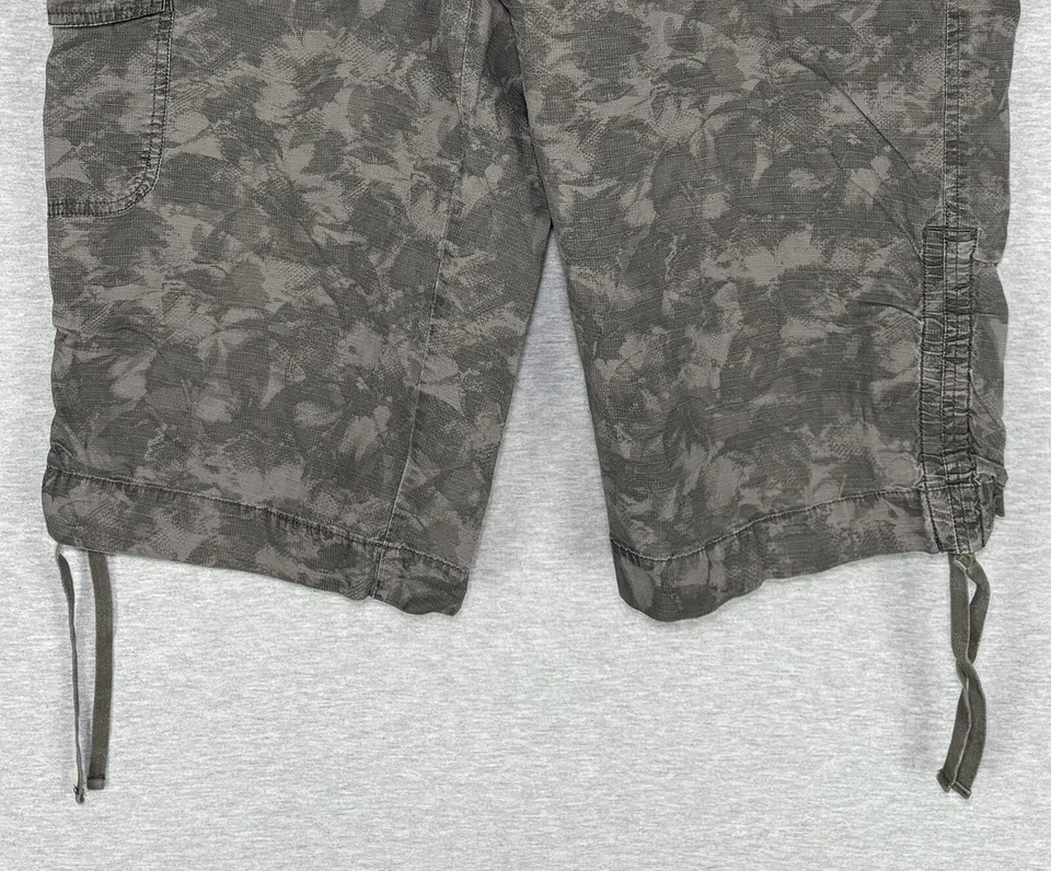 Bermudas largas grises camufladas talla 10 (32”) NIKE ACG todas las condiciones para mujer Foto 3 de 4