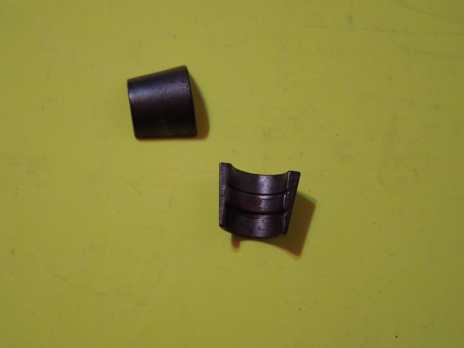 NOS OEM Harley Davidson Valve Stem (keepers) (2) Retainers P/N 1822983