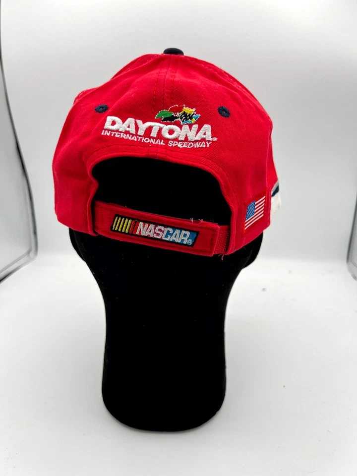 Sombrero de campeón Daytona 500 2011 Trevor Bayne Victory Lane NASCAR rojo fecha bandera AOP Foto 3 de 4