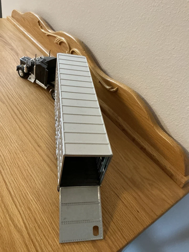 Livestock Truck with a chrome trailer - Image 2 of 3