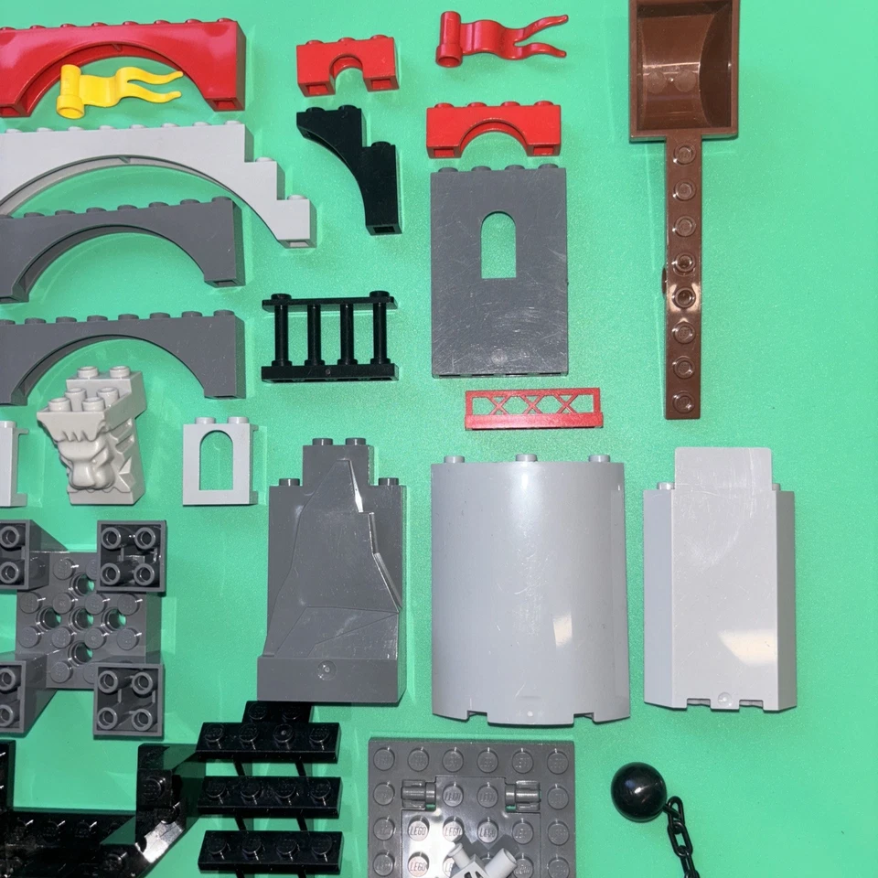 LEGO Castillo Piezas Lote Gris Negro Piezas Torreta Pared Ventana Banderas Armas Sin usar, en caja 2 Foto 4 de 4
