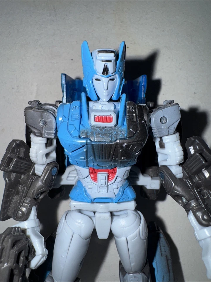Transformers Netflix Exclusive WFC War for Cybertron WFC-03 Chromia - Image 3 of 4