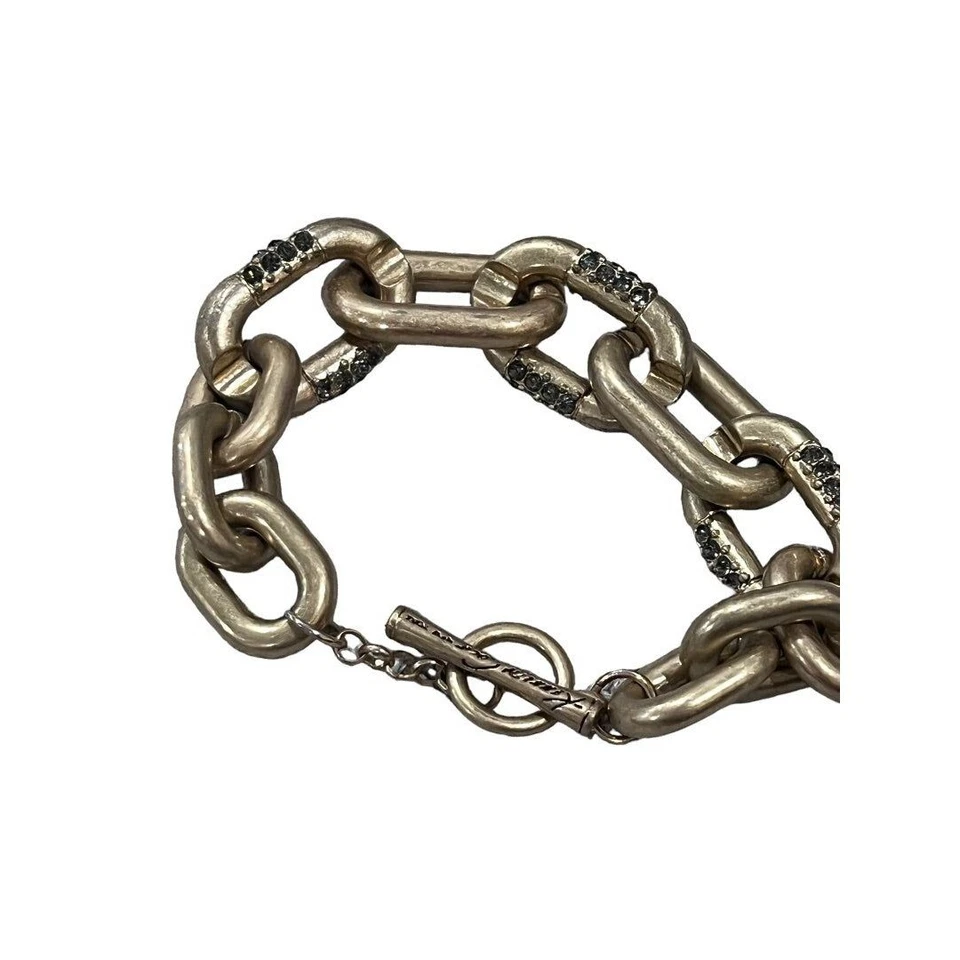 Brazalete Kenneth Cole de eslabones de cristal con estrás tono dorado mate cierre de palanca Foto 3 de 4