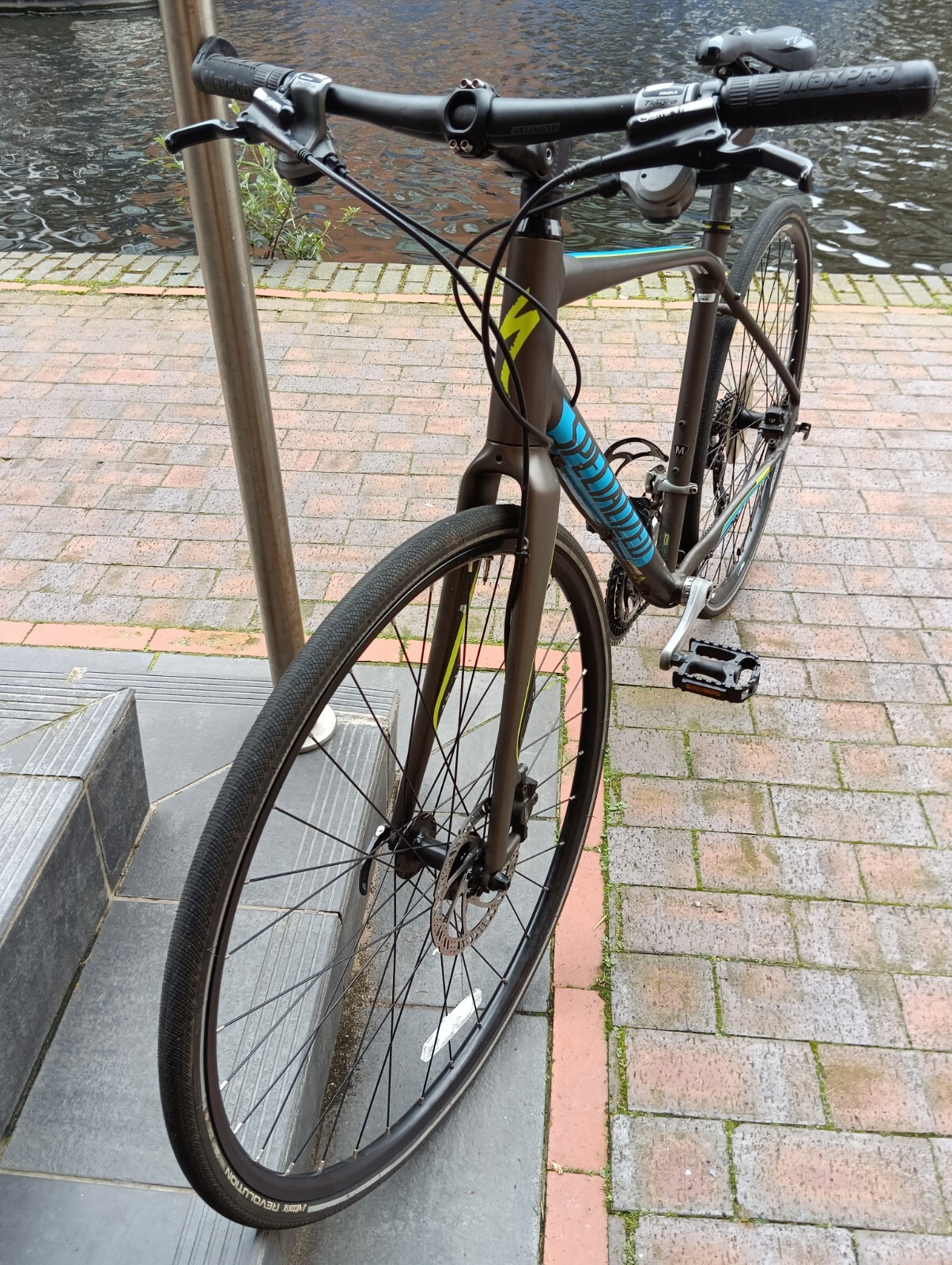 SPECIALIZED SIRRUS DISC UPGRADED HYBRID BIKE WITH HYDRAULIC BRAKES