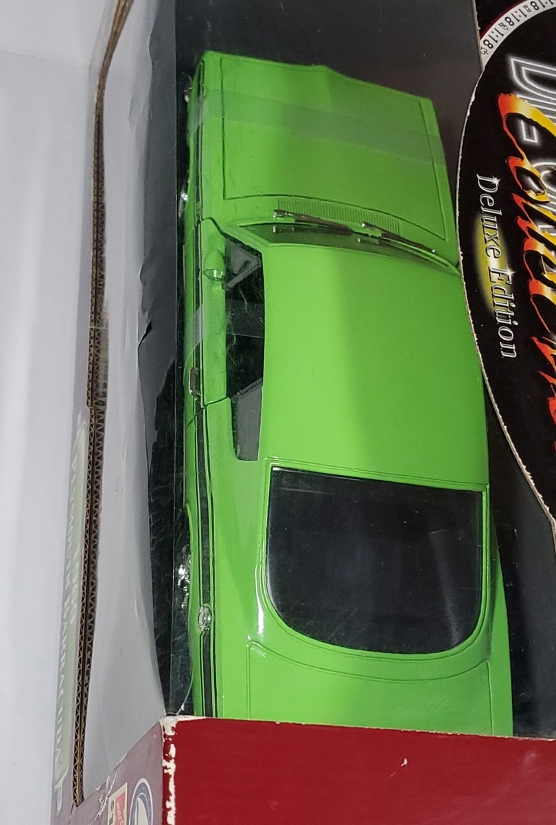 1969 Plymouth Barracuda 1/18(サブライムグリーン) 1/18 1969 PLYMOUTH BARRACUDA ,LIME GREEN , BY ROAD LEGENDS