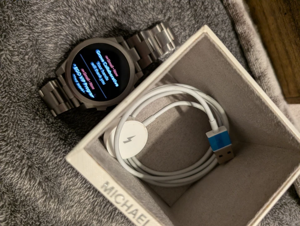 Умные часы Michael Kors MKT5026 Access золотистый, черный сенсорный экран Grayson 47 мм - Изображение 4 из 4