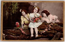 VINTAGE "ISNT SHE PRETTY" 3 GIRLS DRESSES FLOWERS~c1909 POSTCARD MO
