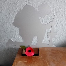 Srebrna drewniana sylwetka klęczącego żołnierza figurka na metalowym stojaku o wysokości 8 cali-NOWA.