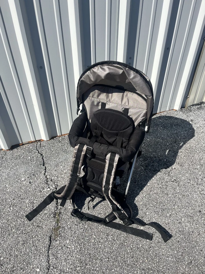 Mochila portadora Chicco SmartSupport con marco de aluminio abre soporte inteligente Foto 2 de 4