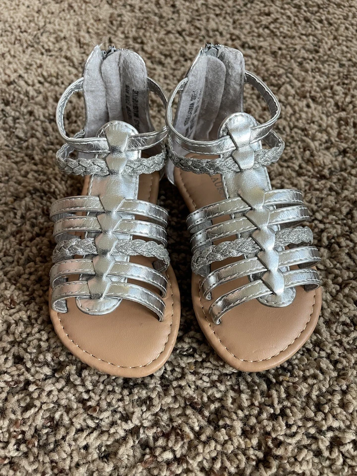 Laura Ashley niña talla 5 sandalias plateadas con cremallera trasera y tiras. Lindo, excelente estado Foto 2 de 4