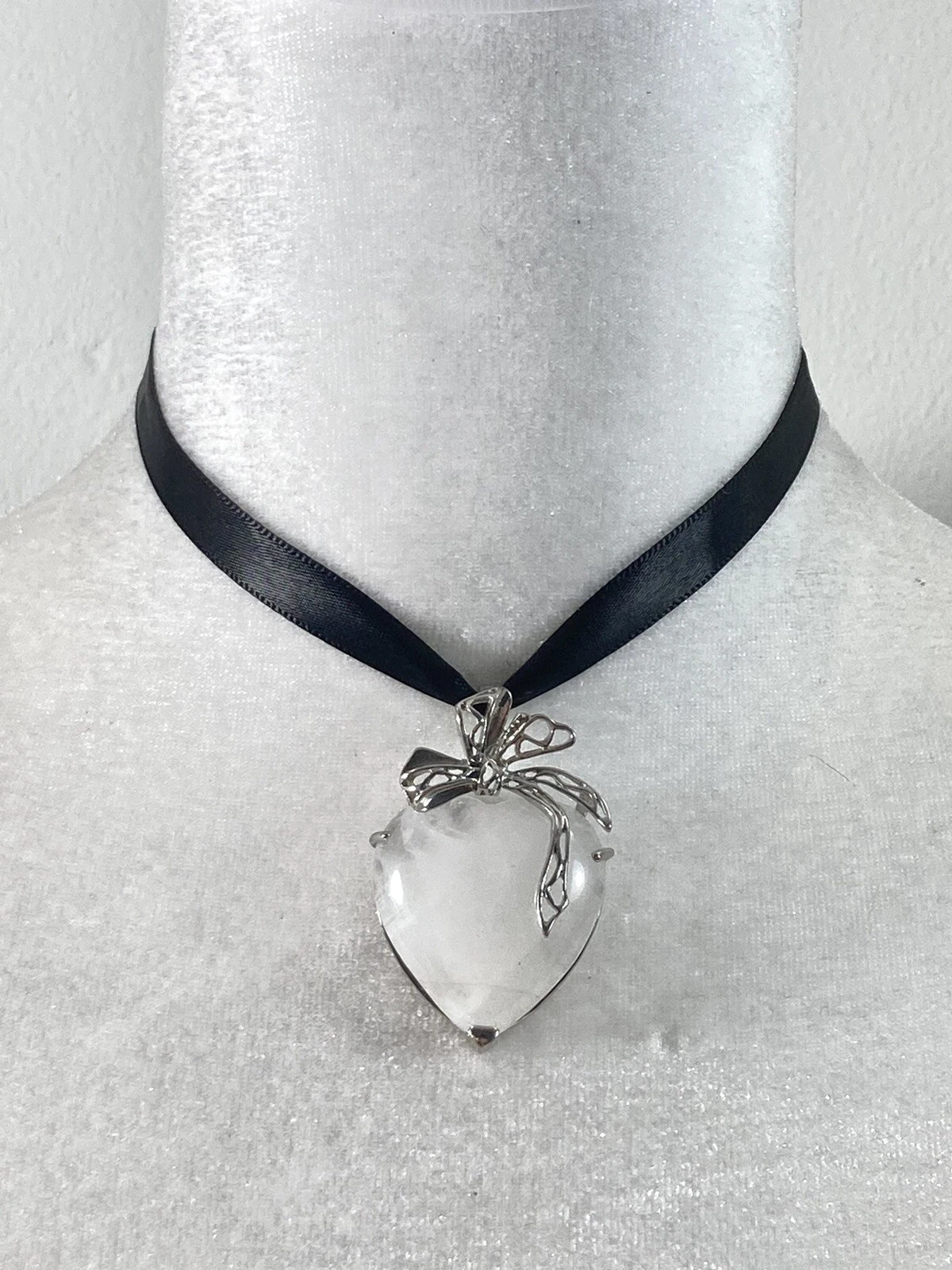 VETEMENTS Collana girocollo con ciondolo cuore al quarzo nastro nero lunga 12 15 5 pollici