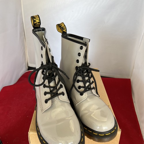 Stivali da combattimento AirWair Dr. Martens 1460 da donna grigi in vernice con lacci. Taglia: 8 - Foto 6 di 8