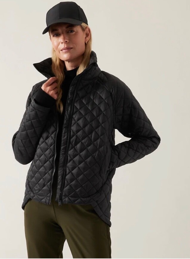 ATHLETA フード付きブラックウォーマー ATHLETA WHISPER FEATHERLESS JACKET IN BLACK SMALL TALL BRAND