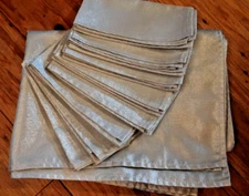 St. Nicholas Rectangular Glittery Silver Tablecloth With 8 Matching Napkins