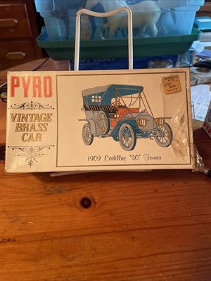 1967 Pyro Plastics 1909 Cadillac ''Vintage Brass'' model kit C458-125 