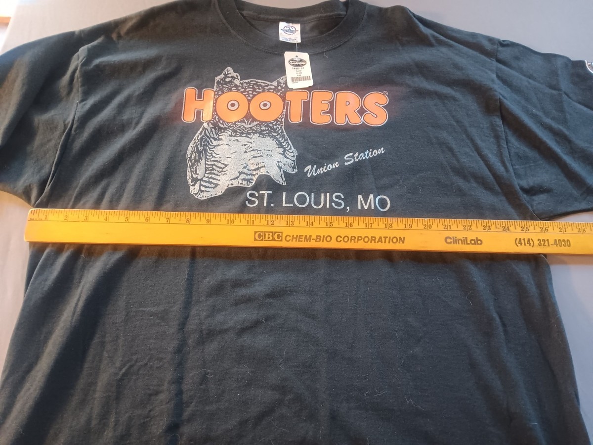 Hooters 20th anniversary St. Louis Union Station short sleeve 