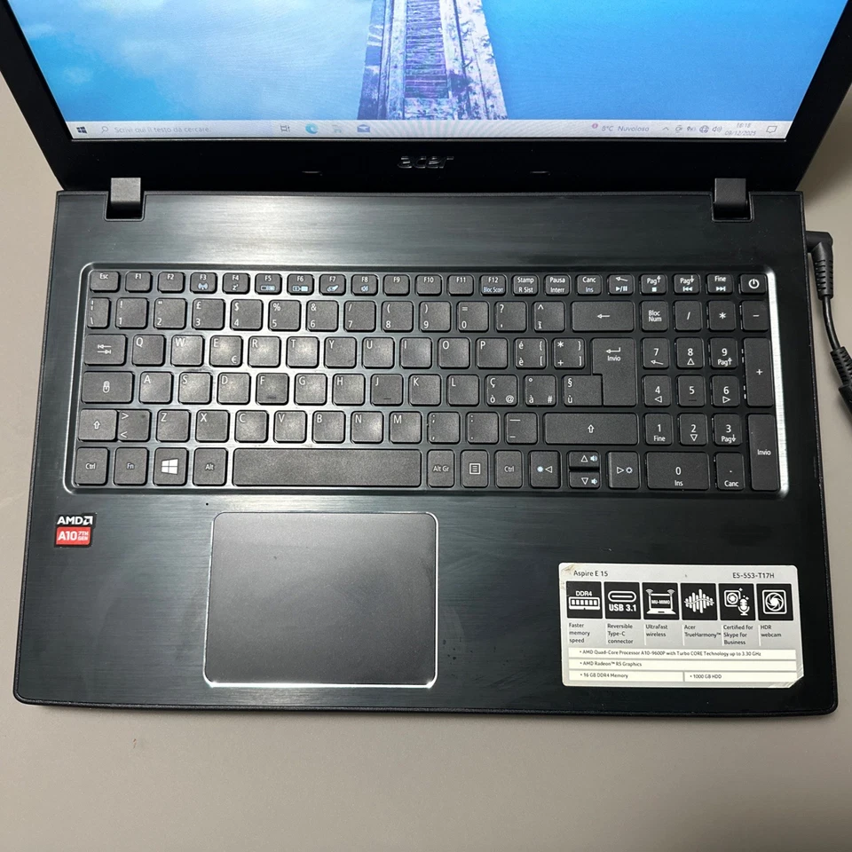 Notebook Acer Aspire E 15 AMD A10 16GB RAM 1TB HDD AMD Radeon R5 + Alimentatore - Immagine 2 di 4
