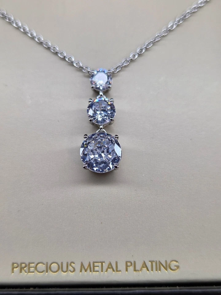 Nuevo en caja, collar Nadri tono plata con colgante de cristal de triple circonita cúbica Foto 2 de 3