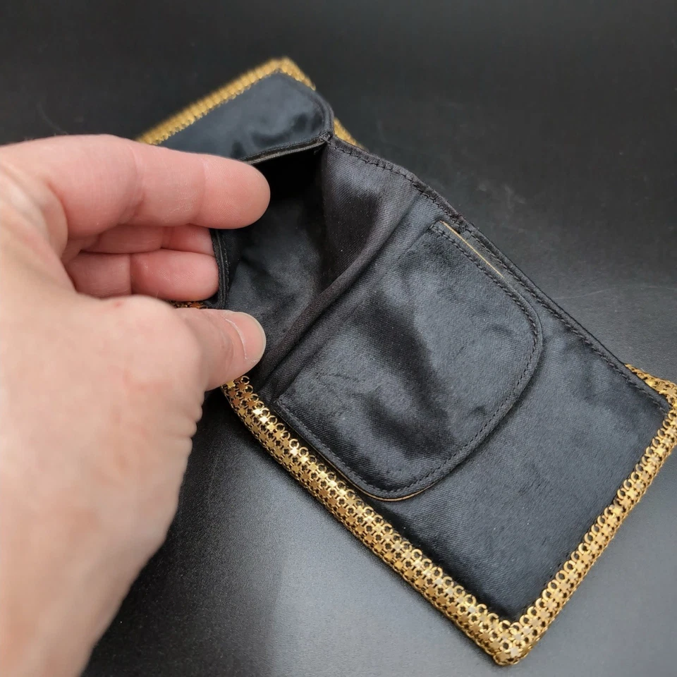 Cartera de noche Evans de los años 50 de malla en tono dorado para mujer plegable negra satinada vintage Foto 3 de 4