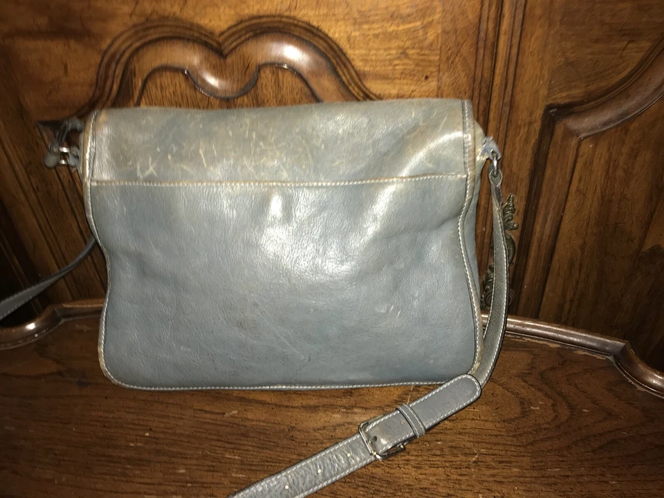 Bolsa tiracolo de couro azul Adrianne Vittadini - Imagem 2 de 4