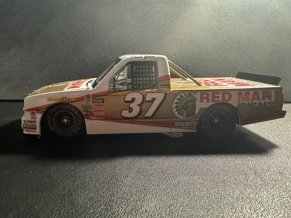 Литой под давлением грузовик David Green Red Man Craftsman 1:24 - Изображение 3 из 4