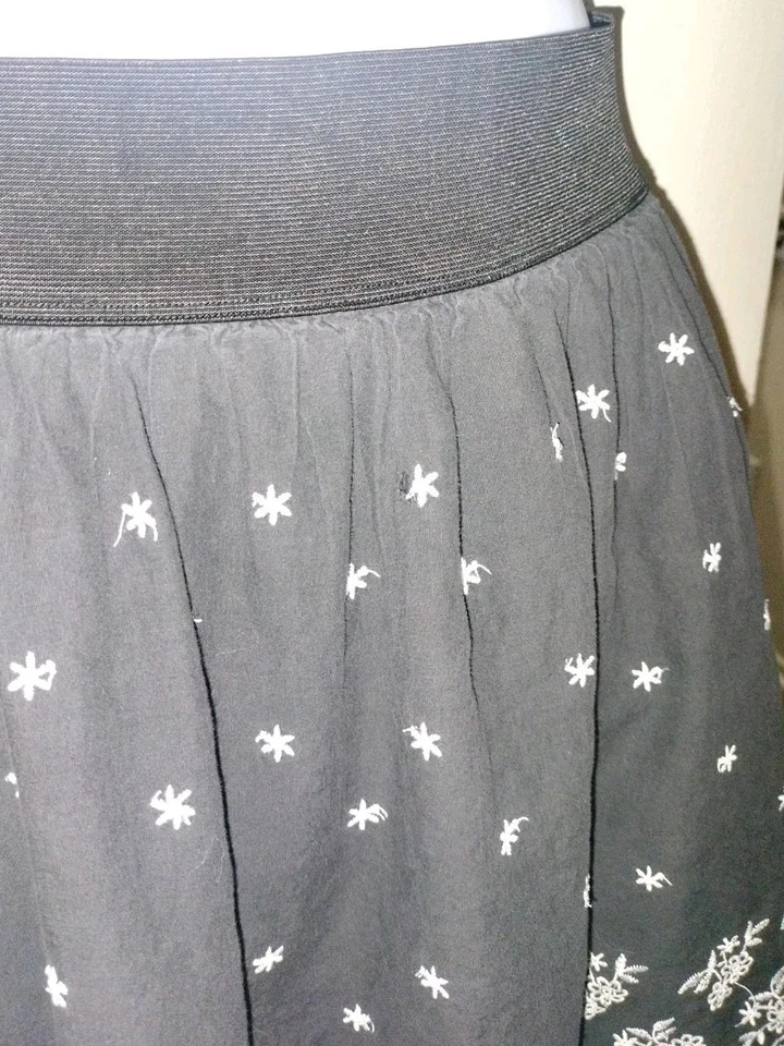 Minifalda boho M negra con bordado blanco cintura elástica  Foto 2 de 4