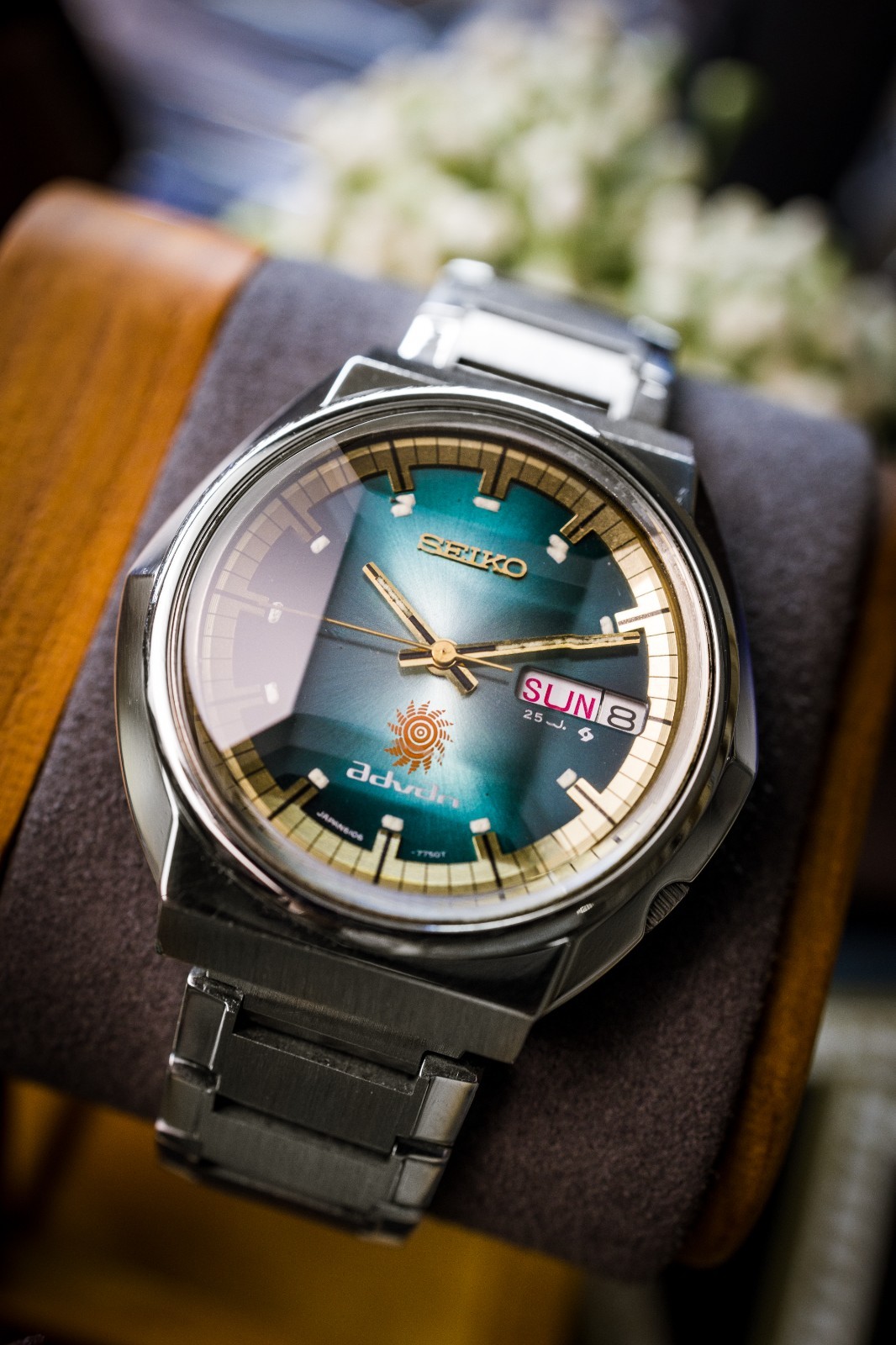 Vintage Seiko Advan Automatic - 6106-7570 - Teal Gradient Dial - Faceted Crystal image 2