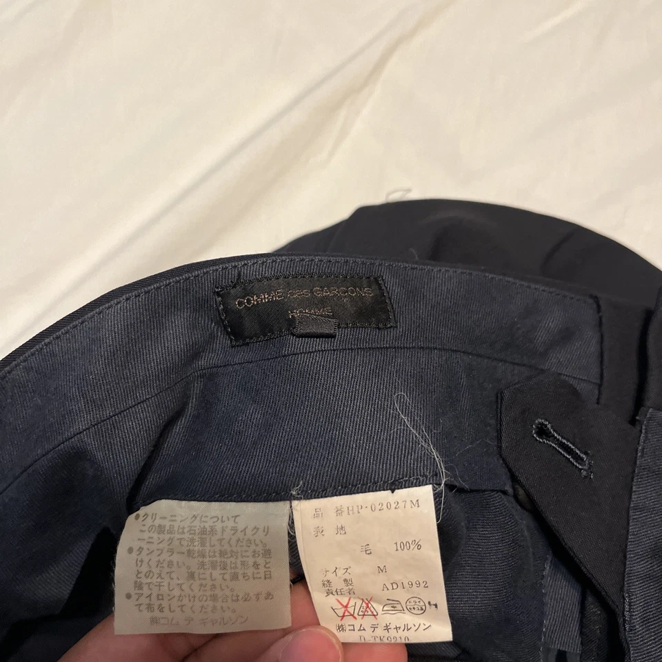 Pantalones de colección Comme Des Garcons Homme pantalones talla mediana tiene pequeños agujeros en la parte delantera Foto 3 de 4