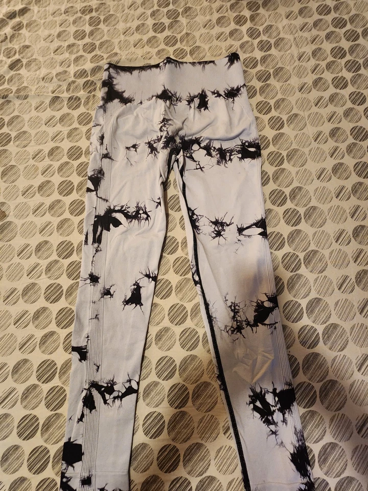 "Leggings Mujer Cintura Alta - Estampado Abstracto Blanco y Negro, Elásticos y Cómodos" Foto 2 de 4