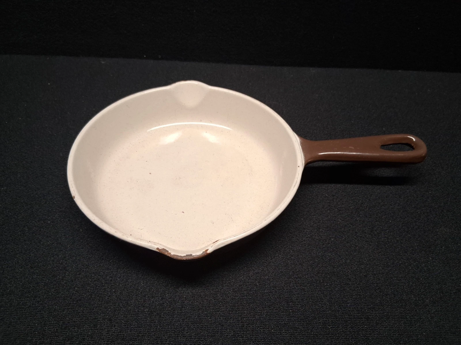 LE CREUSET #16 CAST IRON SKILLET 7" BEIGE INTERIOR BROWN EXTERIOR SPOUT KNICKS