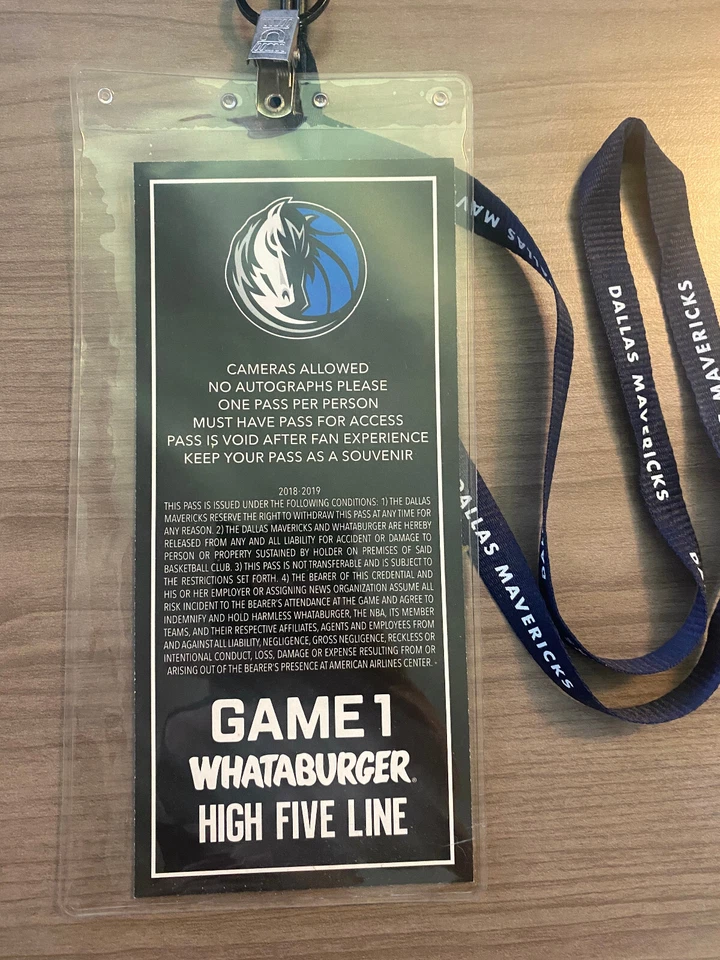 Luka Doncic - High Five Line Pass - 1er juego en casa 20/10/2018 Mavs vs Timberwolve Foto 2 de 2