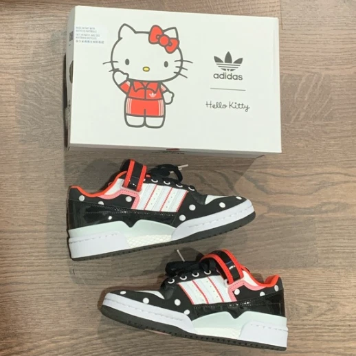 AGOTADO Adidas Originals x Sanrio 2022 Hello Kitty Forum Zapatillas bajas 6 Negras Foto 4 de 4