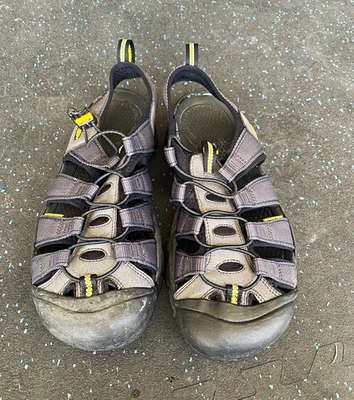 KEEN Newport H2 Mens Size 7.5 Gray Olive Waterproof Closed Toe Hiking Sandals Keen Newport Olive Green Newport H2 Closed Toe Hiking  main image 2