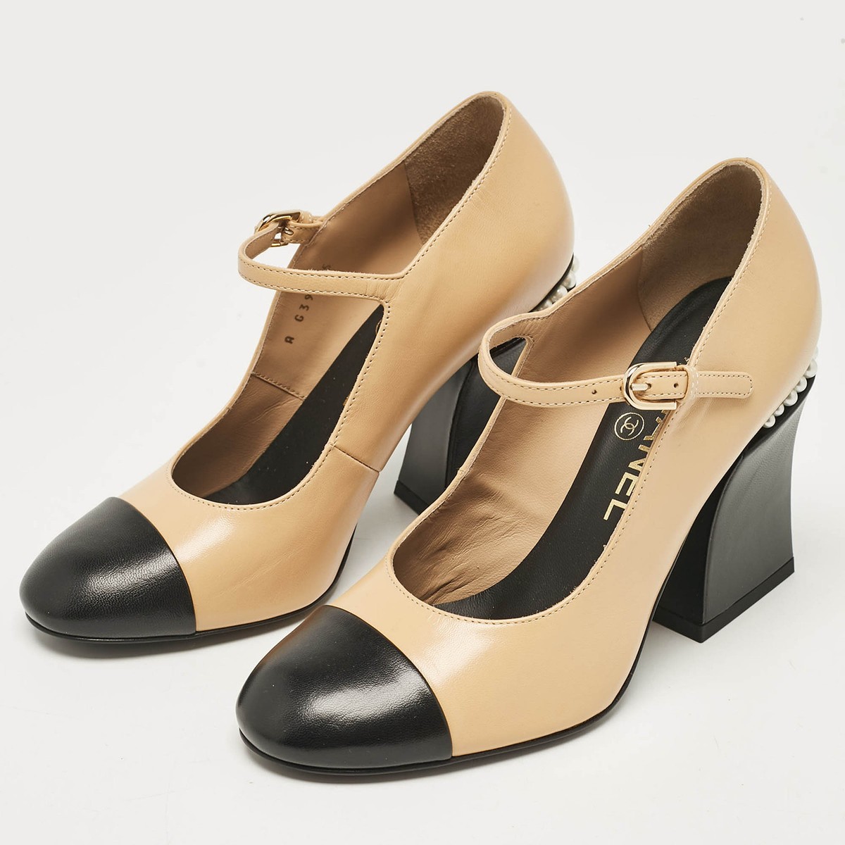 Chanel Beige/Black Leather Cap Toe Mary Jane Pumps Size 36 Chanel Beige/Black Leather Cap Toe Mary Jane Pumps Size 36