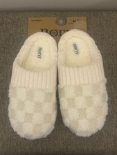 Born Women s White Fluffy Slippers Size M/L 7-10