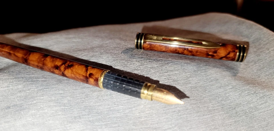 Fuente ejecutiva Waterman vintage de mármol marrón con plumín fino de oro de 18 quilates  Foto 4 de 4