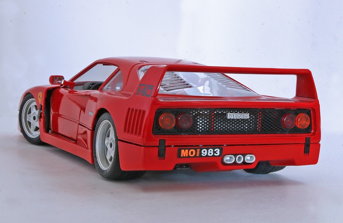 Bburago 1987 Ferrari F40 Hardtop (Red) 1:18 Diecast (Made in
