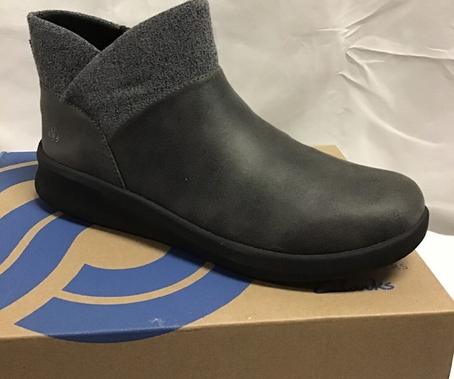 clarks women's sillian 2.0 dusk ankle boot