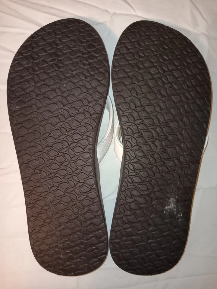 Reef Women's Zen Love Slip-On Flip Flops, White Strap With Black Footbed, Size 8 Foto 2 de 3